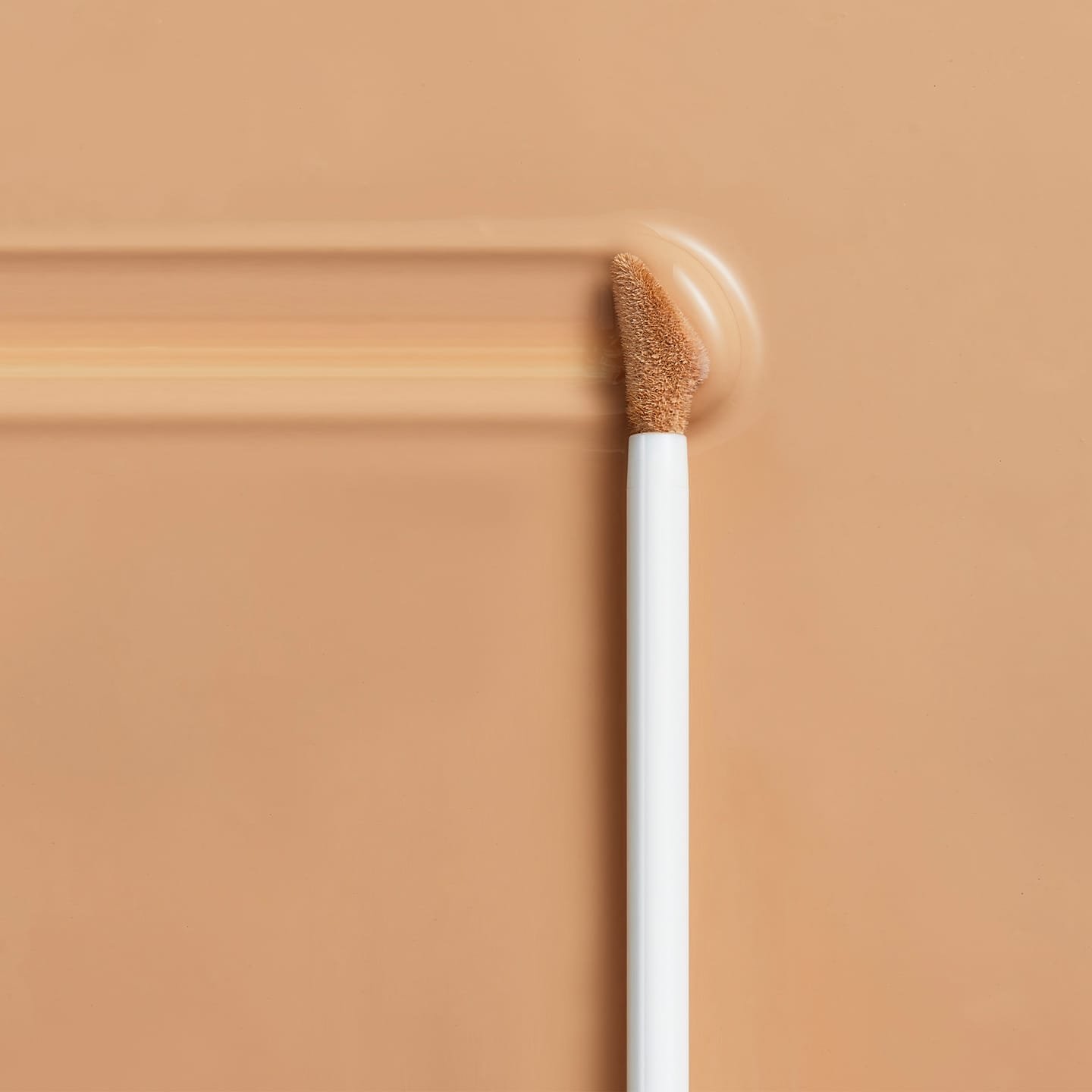 Detailansicht einer Nuance von True Match Radiant Serum Concealer mit einer Pinselspitze